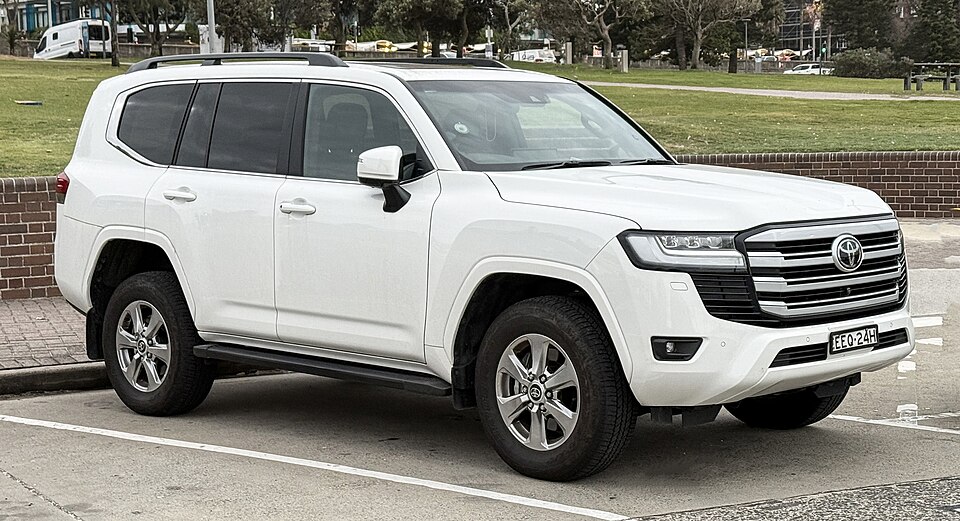 Toyota Land Cruiser — эталонная фотография автомобиля