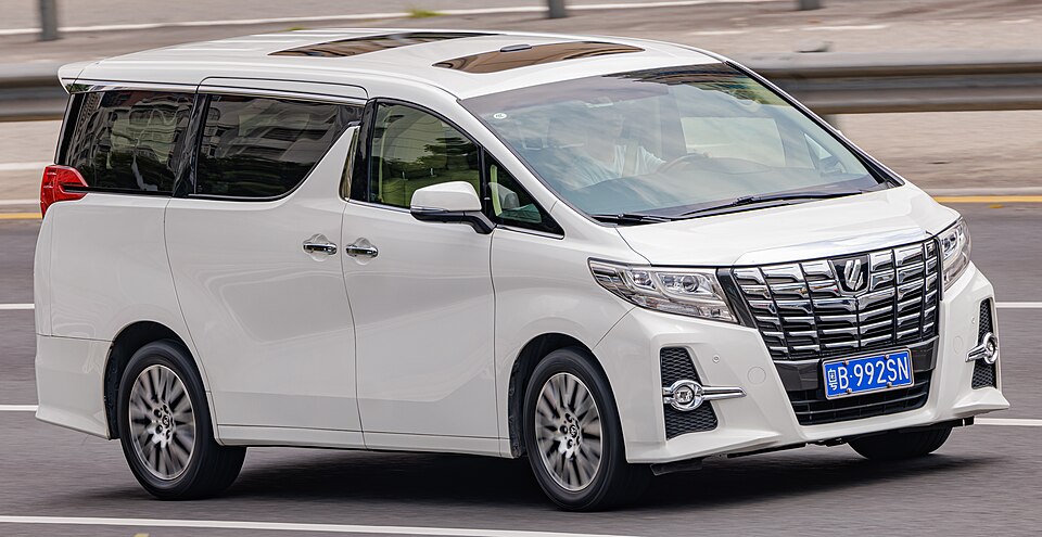 Toyota Alphard — эталонная фотография автомобиля