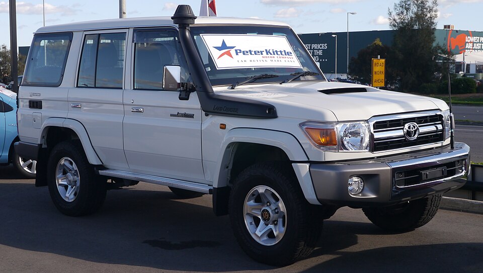 Toyota Land Cruiser 76 — эталовая фотография автомобиля
