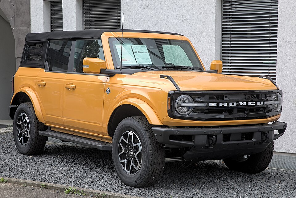 Ford Bronco — эталонная фотография автомобиля