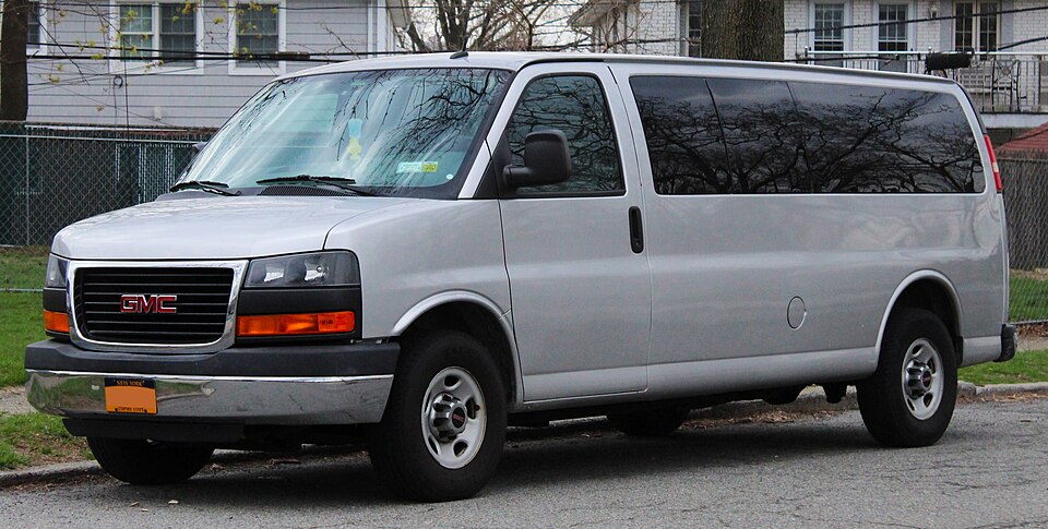 GMC Savana — эталонная фотография автомобиля